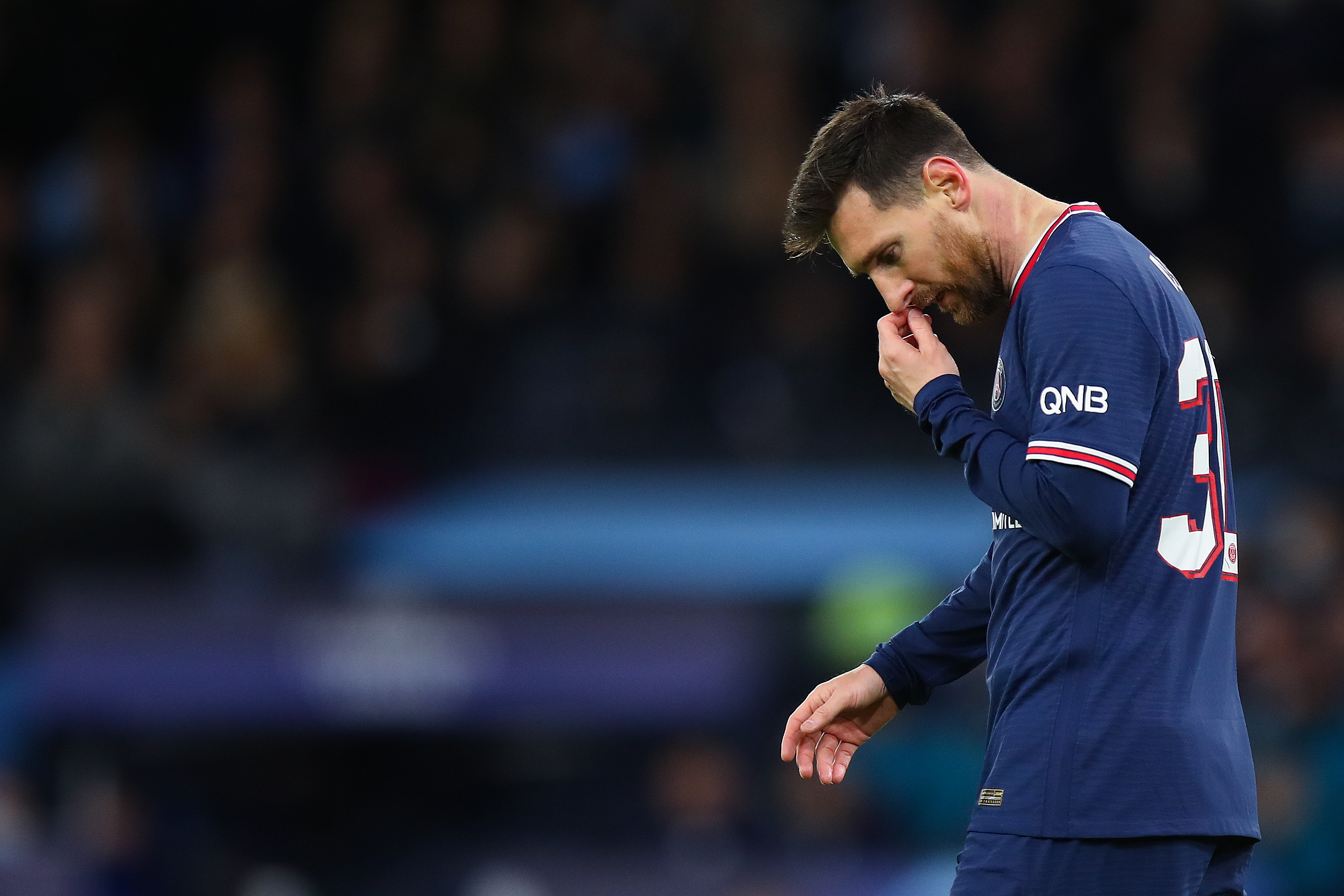 满血回归，此前经历眼部手术的奥利塞在进球后捂住一只眼庆祝（眼部手术后强势归来，奥利塞破门后捂单眼庆祝）