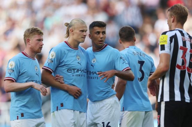 同一轮皇马和巴萨都获点球+对手罚下1人，西甲11年来首次（西甲时隔11年再现一幕：皇马与巴萨同轮获点球，各自对手均被罚下一人）