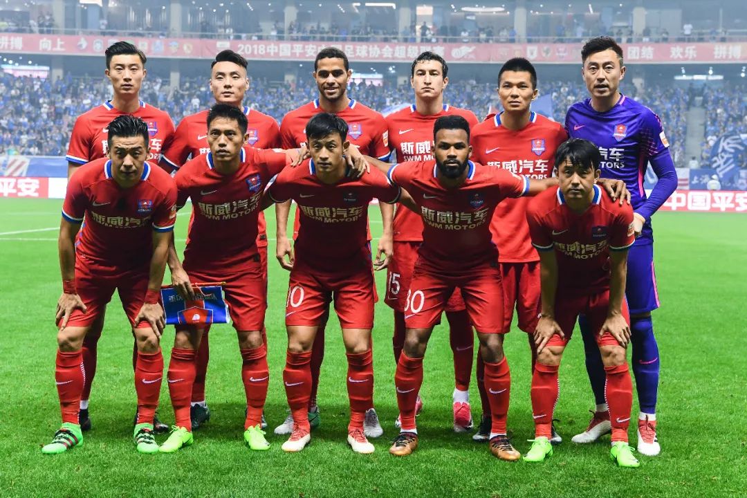 前锋关键进球锁定胜局