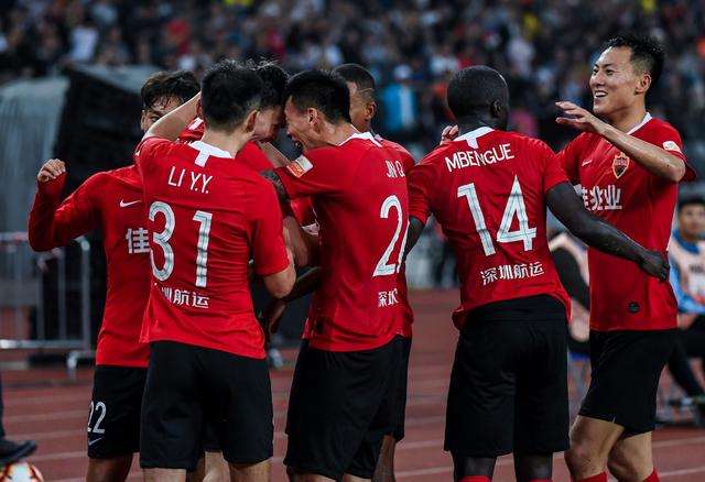 默特萨克、于大宝观战梅州U15vs浙江U15，并与小球员互动