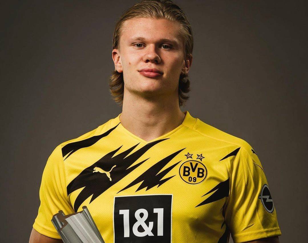 早报：皇马主场翻车，那不勒斯登意甲榜首（晨报：皇马主场爆冷，那不勒斯登顶意甲）