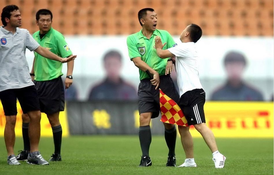 多特客战弗赖堡：吉拉西、小贝林厄姆首发，埃姆雷-詹出战（多特做客弗赖堡：吉拉西与小贝林厄姆先发，埃姆雷-詹登场）