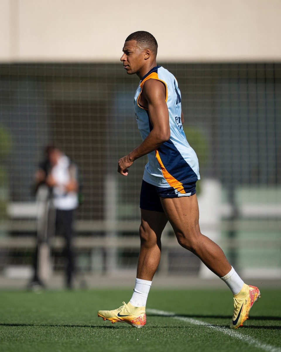 土媒：桑乔已经抵达土耳其，并和费内巴切高层商谈了转会事宜（土耳其媒体：桑乔已抵土，与费内巴切高层洽谈转会）