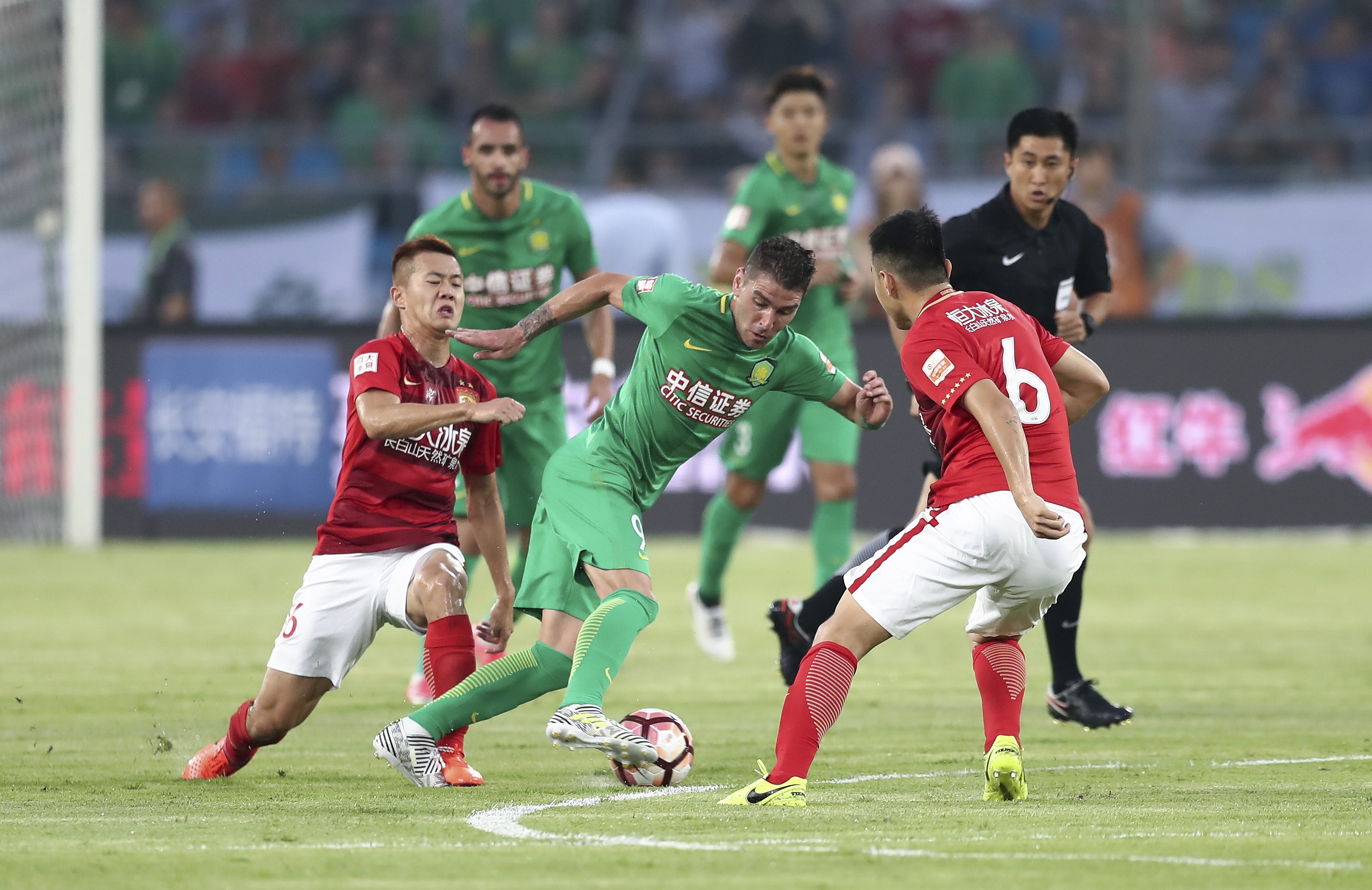 官方：洛杉矶FC与38岁门将洛里续约至2026年，含1年续约选项